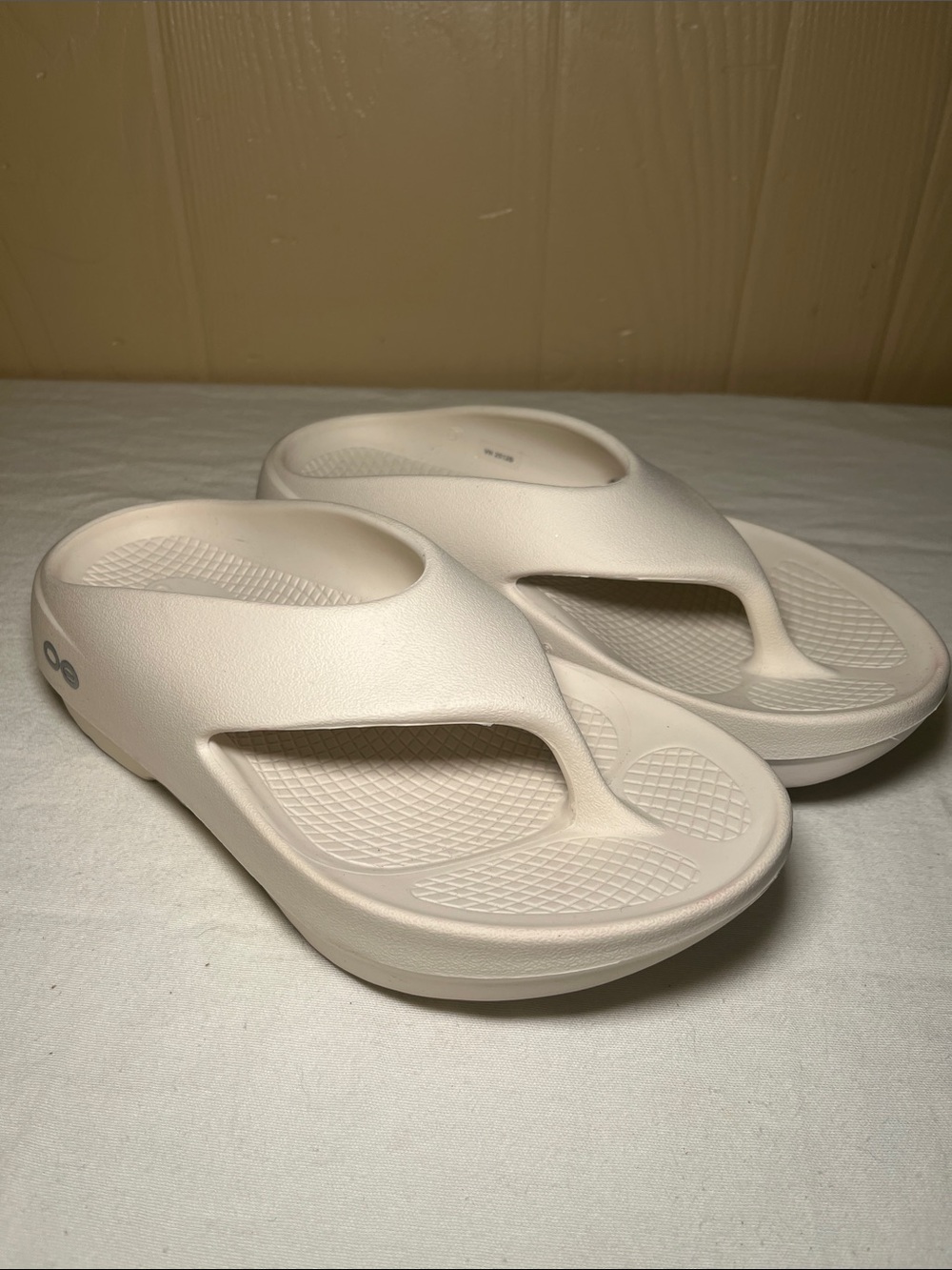 OOFOS Recovery Slide in Off-White